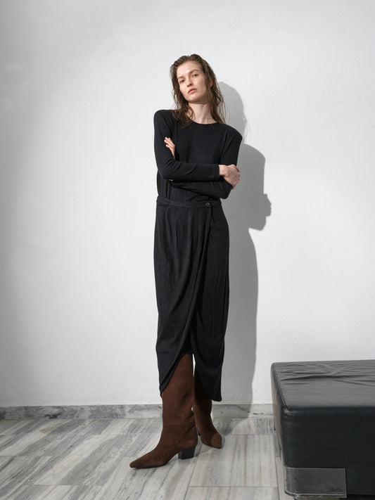 Figure Knitted Skirt .Black